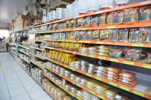 Grande variedade de produtos para pássaros, diversas marcas de rações, acessórios, comedouros, bebedouros e gaiolas.